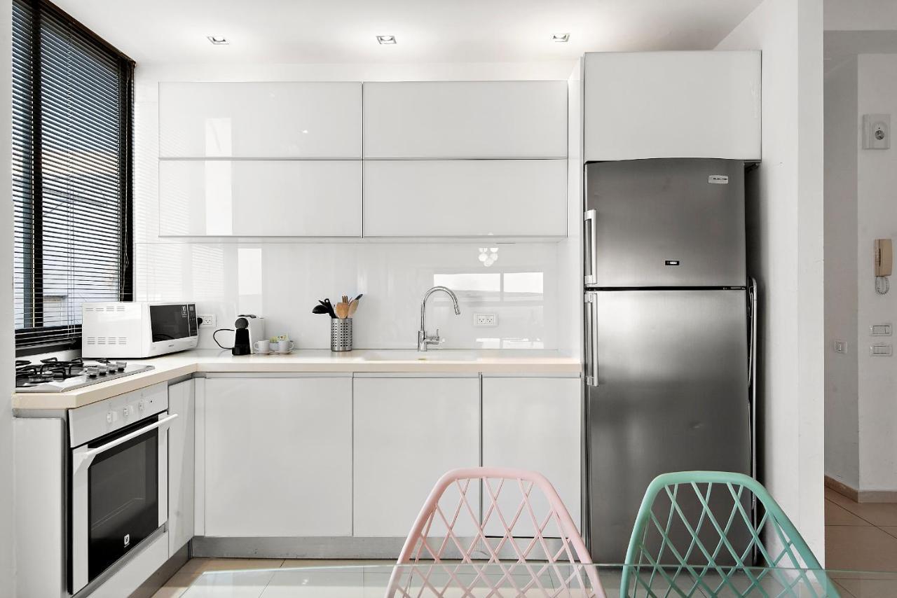 Glorious Renovated Apartment On Top Of The Beach Tel Aviv Exterior foto